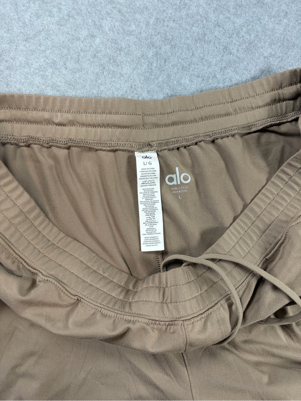 ALO Yoga Men’s Tan Athletic Drawstring Shorts - Picture 5 of 6